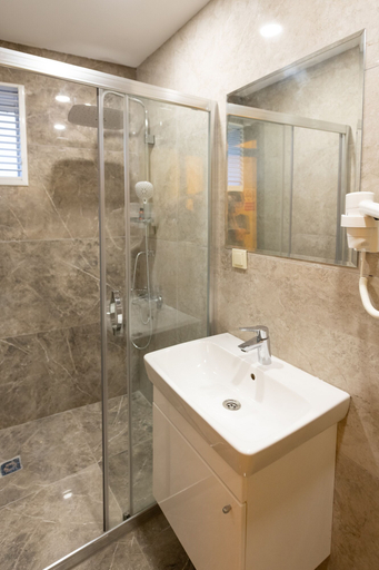 Bathroom 5, Hotel Di Poesia, Beyoğlu