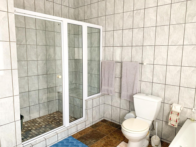 Bathroom 4, Marina Martinique B and B, Cacadu
