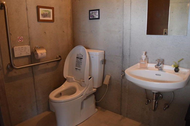 Bathroom 5, B&B Tandem, Ginoza