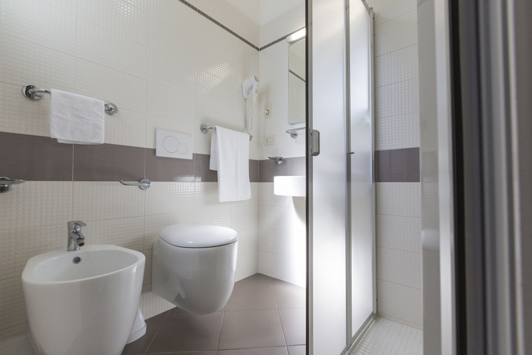 Bathroom 4, Hotel Veladoro, Rimini
