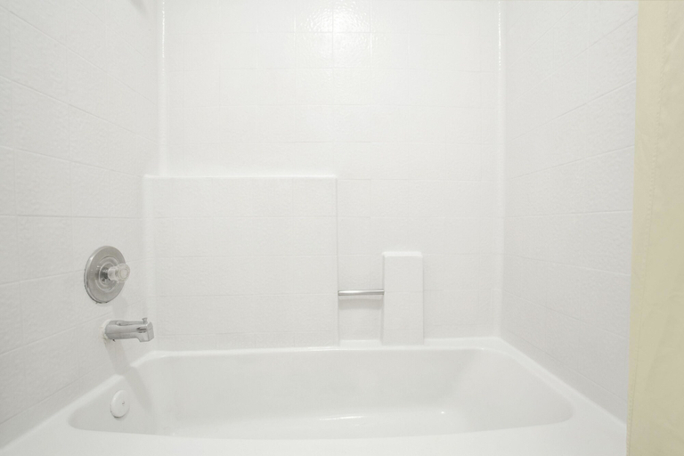 Bathroom 4, Howard Johnson Hotel & Suites by Wyndham St. George, Washington