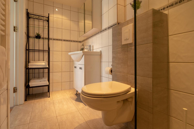 Bathroom 3, Bjarmó Guesthouse, Akureyri