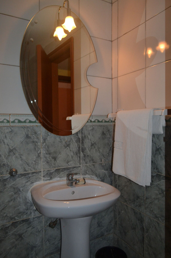 Bathroom 3, Denver Plaza Hotel, Wouri