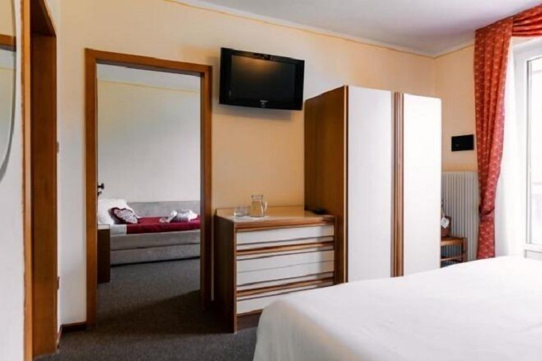 Bedroom 4, Hotel Des Alpes, Trento