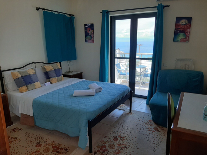 Bedroom 4, Ela mesa, Attica