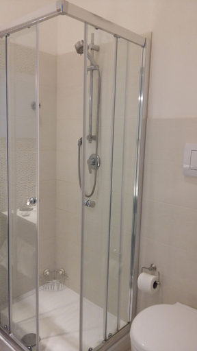 Bathroom 4, Silva, Trapani
