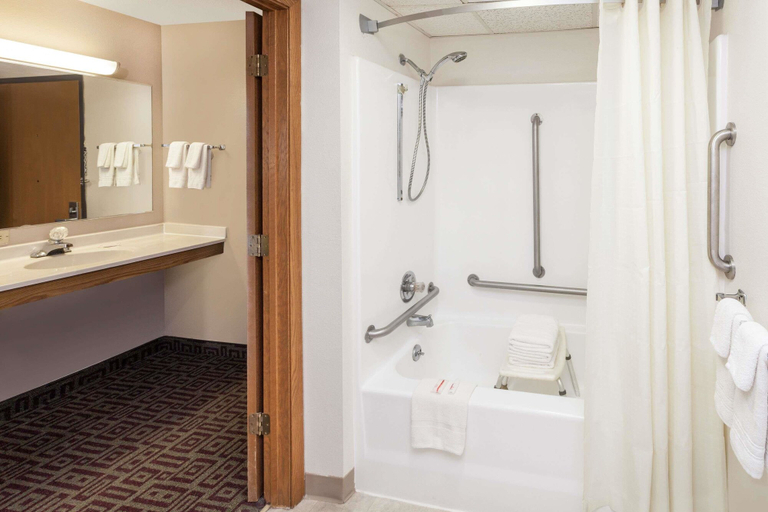 Bathroom 4, Super 8 by Wyndham Muscatine, Muscatine