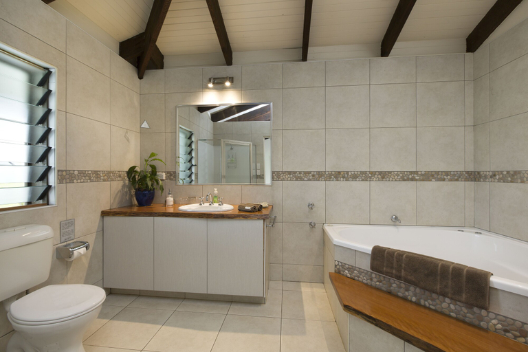 Bathroom 5, Hillcrest Mountain View Retreat, Tweed - Pt B