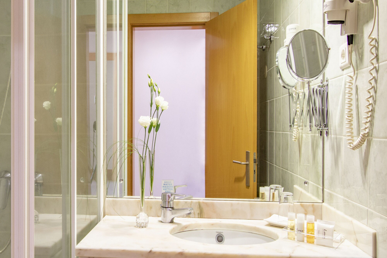 Bathroom 4, Luna Esperança Centro Hotel, Setúbal