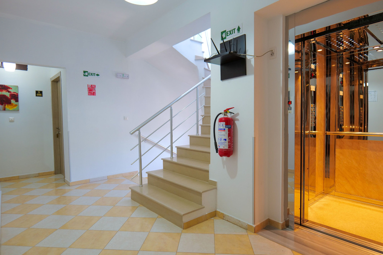 Others 5, Hotel Driloni, Sarandës