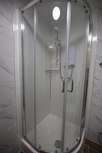 Bathroom 5, PremierLux Serviced Apartments, London
