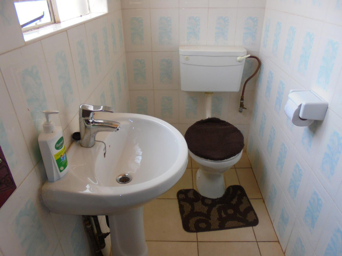 Bathroom 3, White Rose Lodge, Livingstone