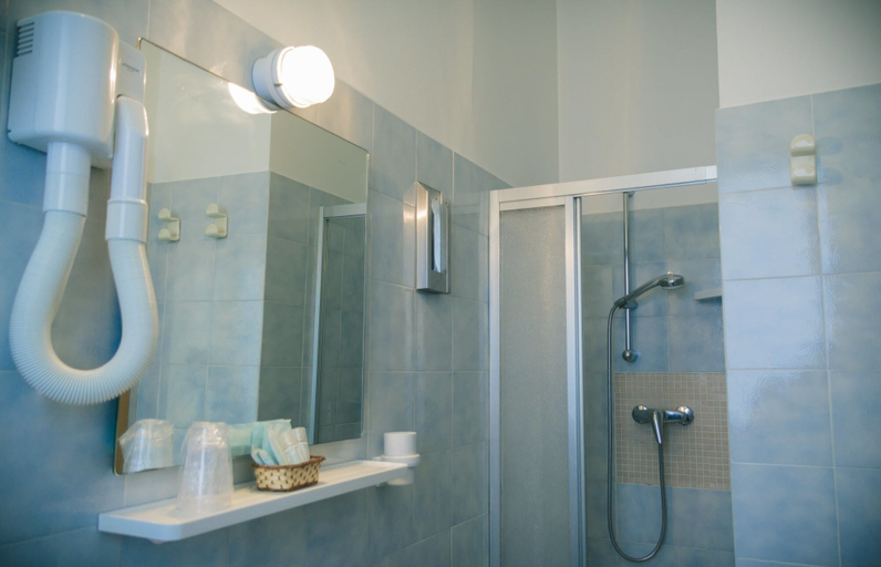 Bathroom 4, Hotel Bermuda, Ravenna