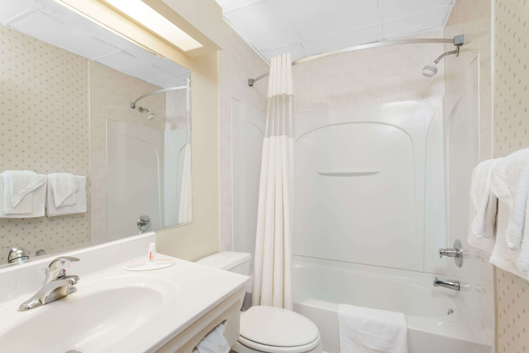 Bathroom 4, Days Inn by Wyndham Tannersville, Monroe