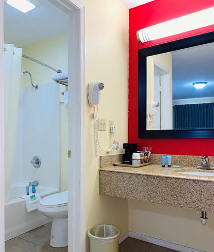 Bathroom 5, Suite 16 Motel, Sequoyah