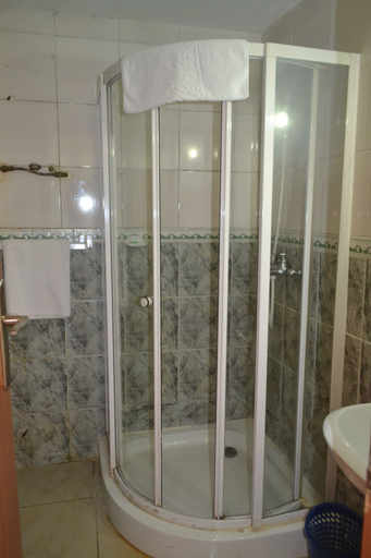 Bathroom 3, Denver Plaza Hotel, Wouri