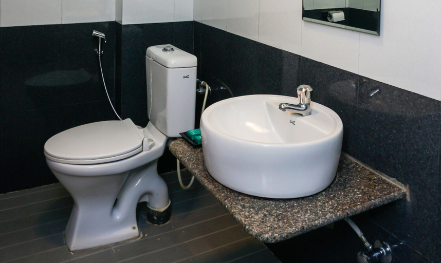 Bathroom 5, Treebo Hillway Inn Main Market, Satara