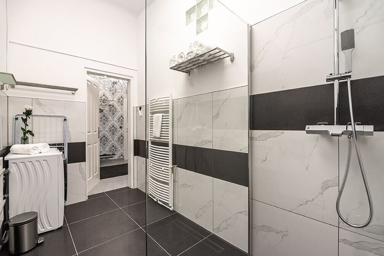 Bathroom 2, Sophies Place Yppenplatz, Wien