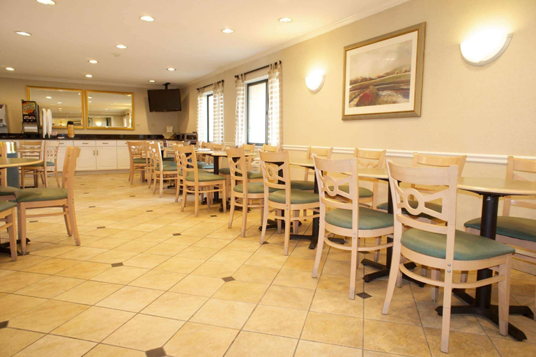 Food & Drinks 5, La Quinta Inn & Suites by Wyndham Chicago Gurnee, Lake