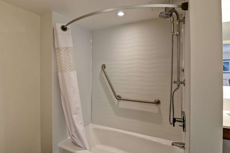 Bathroom 4, Hampton Inn & Suites by Hilton Calgary-Airport, Division No. 6