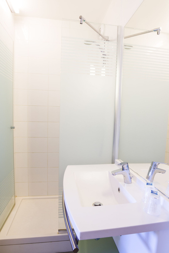 Bathroom 3, ibis budget Valence Sud, Drôme