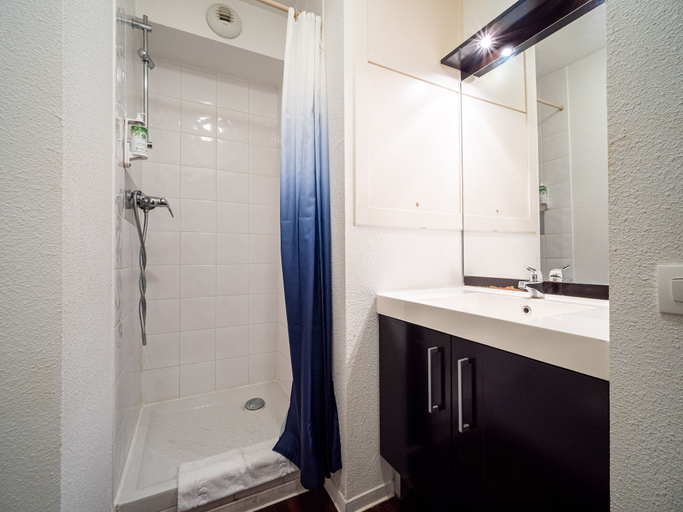 Bathroom 4, ResidHotel Saint Etienne Centre, Loire
