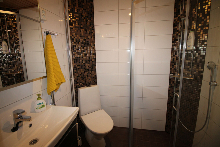 Bathroom 3, Kotimaailma Apartments Jyväskylä, Central Finland