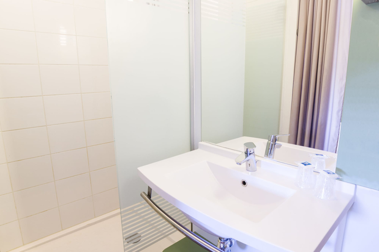 Bathroom 3, ibis budget Valence Sud, Drôme