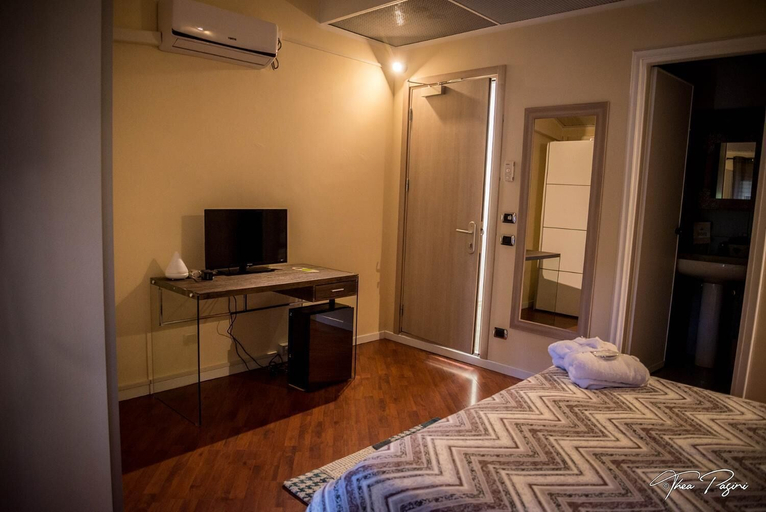 Bedroom 3, Hotel Lonatino, Brescia