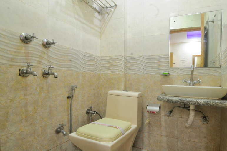 Bathroom 4, Hotel Karlo Kastle - Paharganj, Delhi