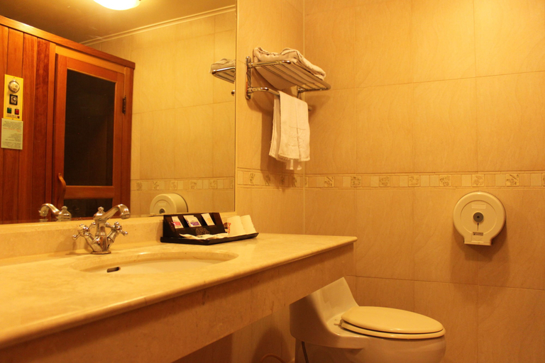 Bathroom 4, Beverly Commercial Motel, Taoyuan