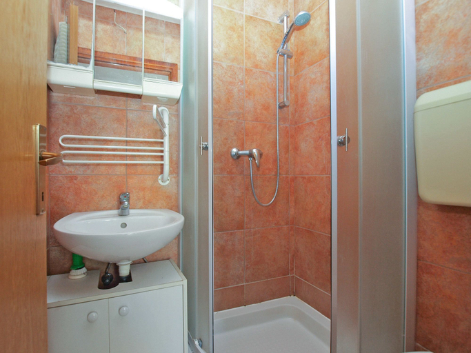 Bathroom 3, Apartment 1571, Pula