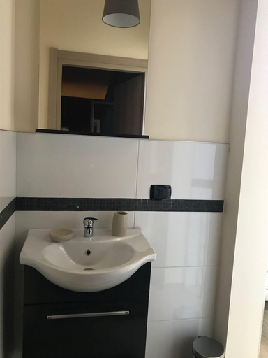 Bathroom 5, Raya 28, Bari
