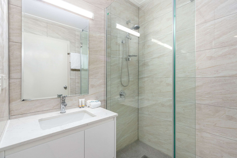 Bathroom 4, Knox International Hotel & Apartments, Knox - North-West