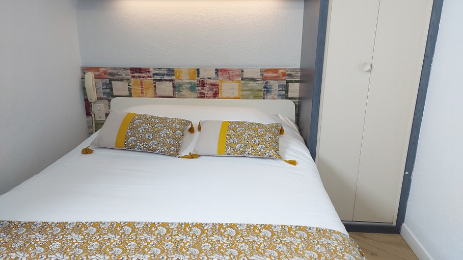 Bedroom 4, Logis Hôtel Vannes Nord Le Clos des Hortensias, Morbihan