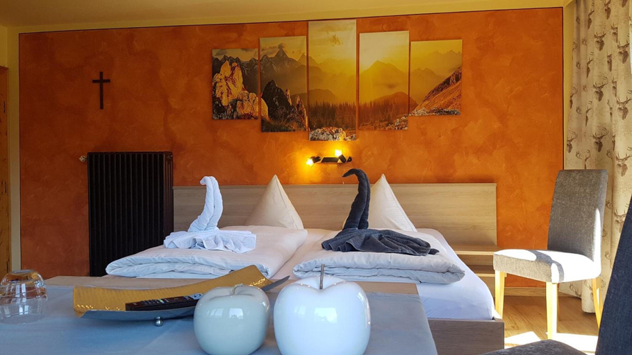 Bedroom 2, Happy Camp, Reutte