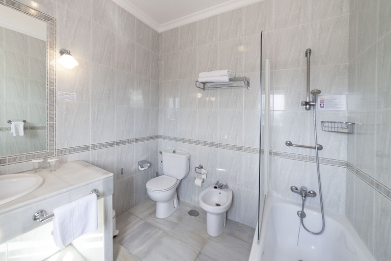 Bathroom 5, Hotel El Convento, Cádiz