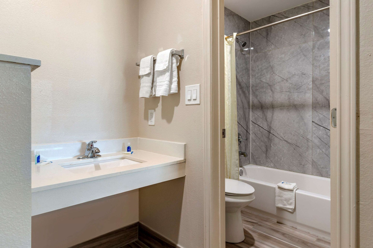 Bathroom 4, Rodeway Inn Caldwell, Burleson