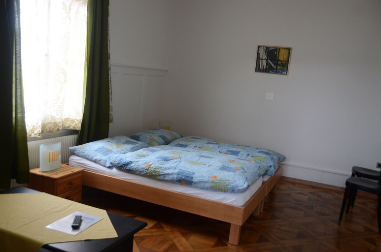 Bedroom 2, Hotel Bahnhof, Aarberg