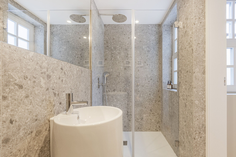 Bathroom 5, As Vizinhas, Porto