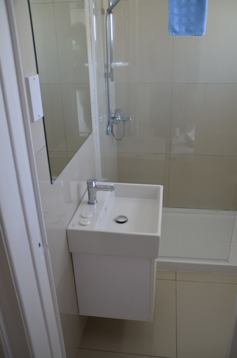Bathroom 4, Boronia Hotel Apartments, Larnaca