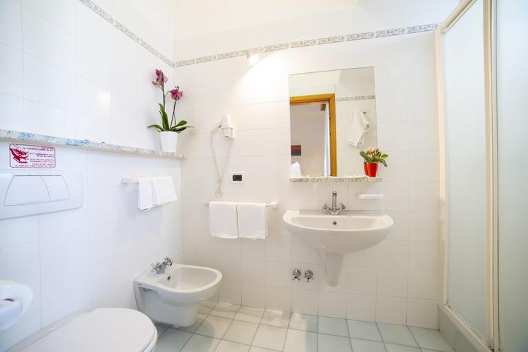 Bathroom 4, Hotel La Mandorla, Napoli