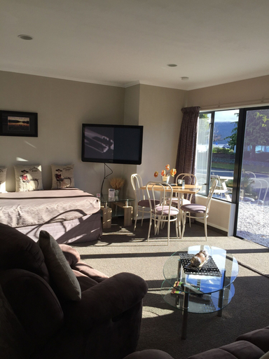 Others 5, Lakefront Lodge, Southland