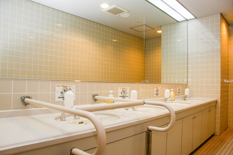 Bathroom 4, Shin-Osaka Youth Hostel, Osaka