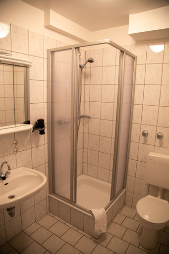 Bathroom 5, Hotel Haus Kastanienhof, Mülheim an der Ruhr
