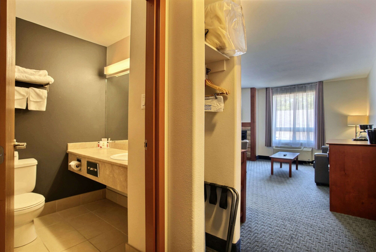 Bathroom 4, Super 8 by Wyndham Trois-Rivieres, Francheville
