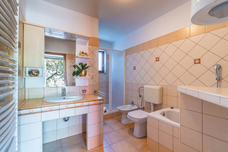 Bathroom 3, Apartment 1510, Marčana