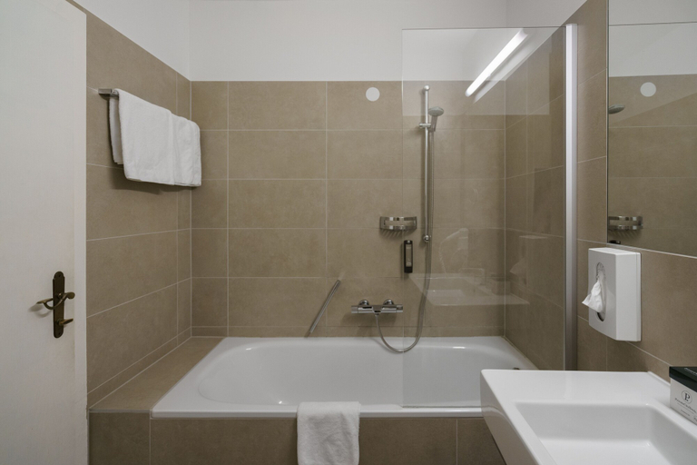 Bathroom 4, Altstadthotel Kasererbräu, Salzburg