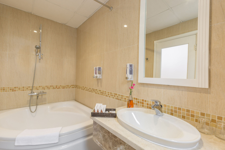 Bathroom 5, Dyn Opera Hotel, District 1