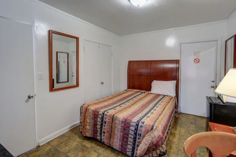 Bedroom 2, Richard's Hotel, Broward